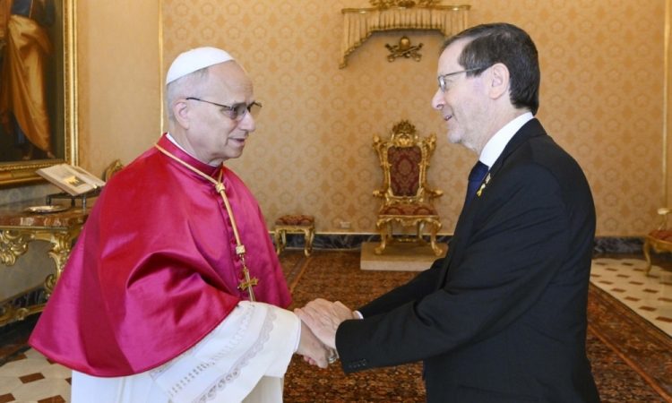 Papež Leon XIV se je srečal z izraelskim predsednikom Herzogom
