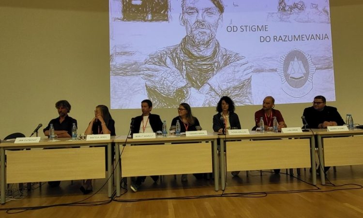 Policija o drogah skozi film in dialog