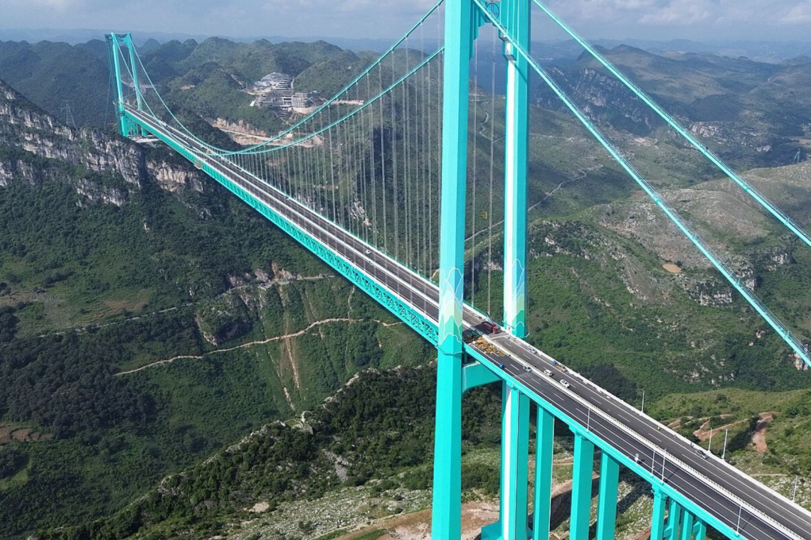 Kitajska odprla najvišji most na svetu v kanjonu Huajiang