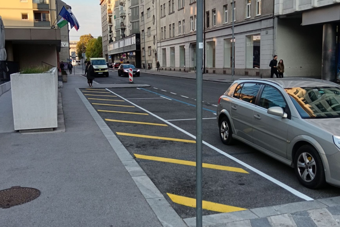 Prilagoditev parkirišč pri hotelu Lev izboljšala prehodnost pločnika