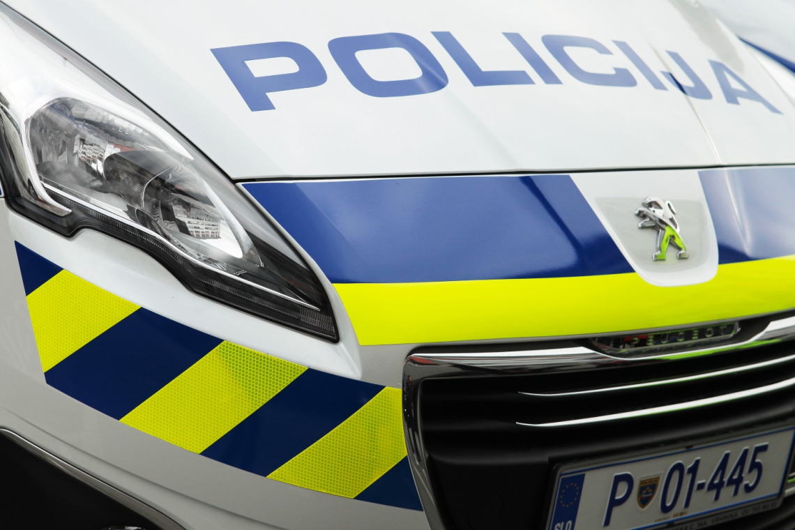 V Kranju trčenje v hišo in nato še čelni trk, v Žireh poškodovana peška