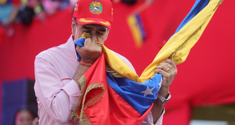 Trump Maduru svetoval odstop, Caracas mu vrnil z opozorilom