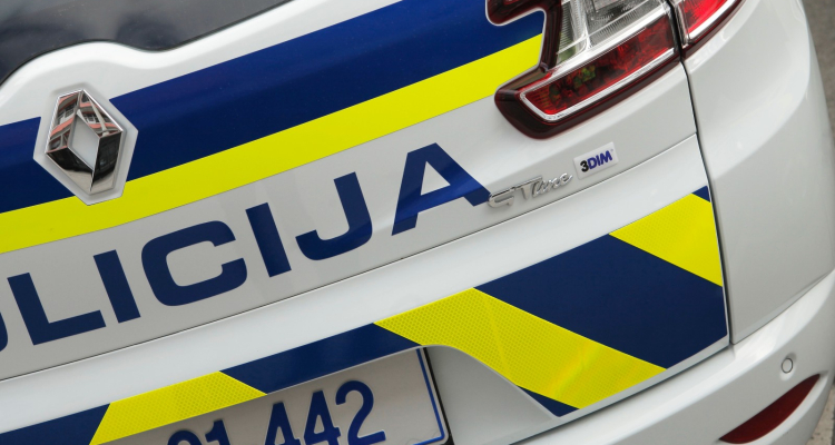 Policija išče voznika po trčenju v parkirni hiši Glazija