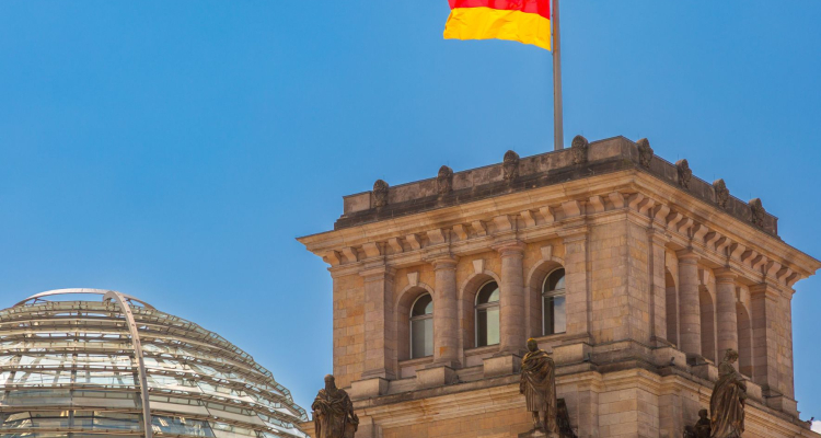 Obsežna intervencija gasilcev v nemškem Reichstagu
