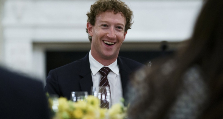 Zuckerberg napoveduje prihodnost brez mobilnih telefonov