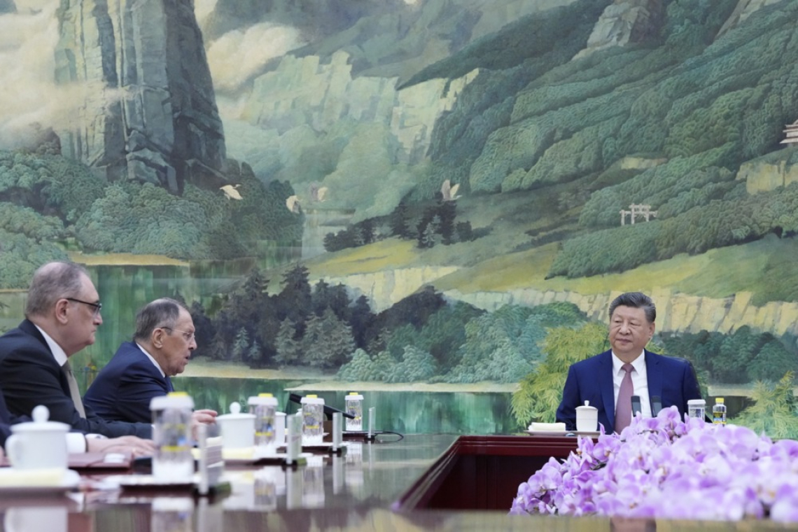 Lavrov v Pekingu napovedal rusko pomoč pri dobavi virov