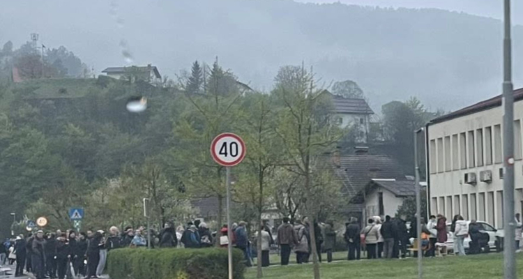 Dolga vrsta v Borovnici zaradi vpisa pri novi zdravnici