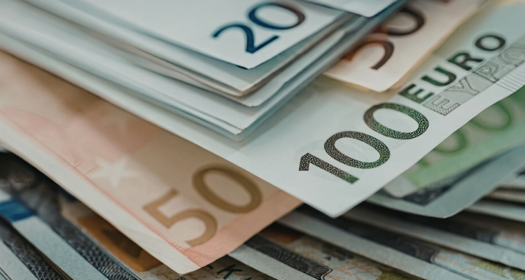 Regresi v številnih panogah blizu 2800 evrov