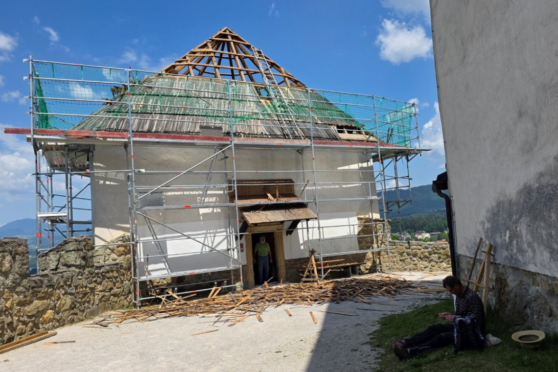 Na Velenjskem gradu zaključujejo prenovo streh s skodlami