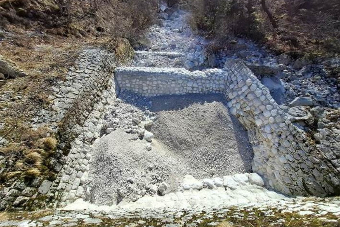 Za obnovo pregrade pri izvirih Tolminke zaradi nevarnosti porušitve