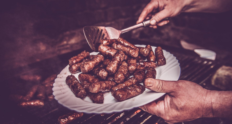 Pikniki se letos začenjajo prej, na vzhodu kraljuje čebula, na Obali lignji
